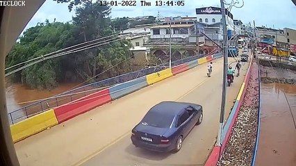 Ponte onde poste caiu durante passagem de pedestres segue interditada