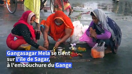 Inde: des hindous se réunissent par milliers au bord du Gange, défiant le Covid
