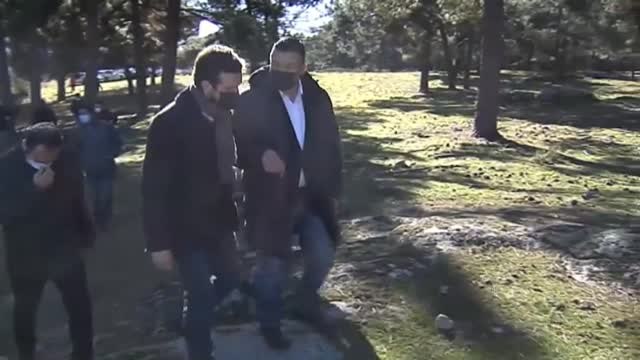 Pablo Casado visita una granja extensiva de vacuno para arremeter contra Alberto Garzón