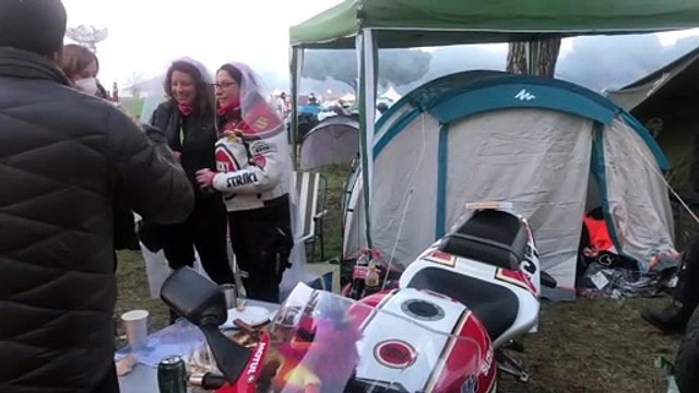 Una boda en la concentración de Pingüinos