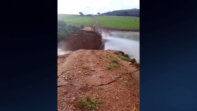 Uma barragem de água se rompeu na cidade de Ouro Fino, no sul de Minas Gerais, devido as fortes chuvas que atingem a região. Segundo informações dos bombeiros, o rompimento aconteceu na estrada do Aeroporto da cidade no final da manhã de hoje.