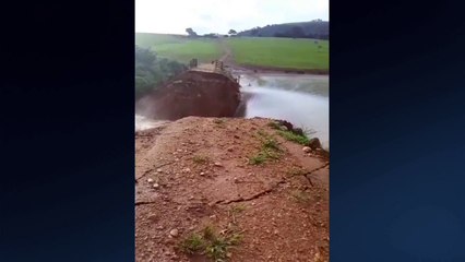 Uma barragem de água se rompeu na cidade de Ouro Fino, no sul de Minas Gerais, devido as fortes chuvas que atingem a região. Segundo informações dos bombeiros, o rompimento aconteceu na estrada do Aeroporto da cidade no final da manhã de hoje.