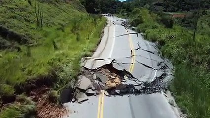 Trecho de 100 metros da BR-381 é engolido por uma cratera em Nova Era