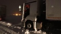 Kar ve tipi nedeniyle yolda mahsur kalan tır sürücülerine sıcak yemek ikramı