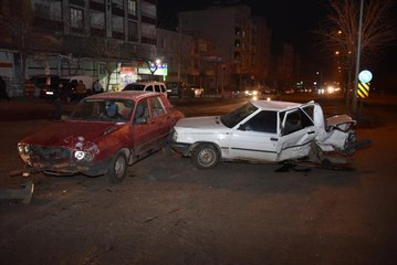 ŞANLIURFA - 3 otomobilin karıştığı kazada 4 kişi yaralandı