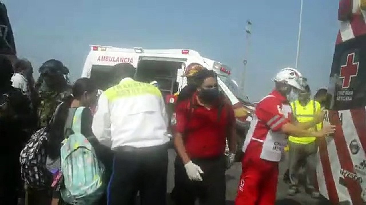 Fuerte ACCIDENTE entre urbanos deja 15 LESIONADOS, entre ellos NIÑOS Y ESTUDIANTES, al poniente de COATZACOALCOS