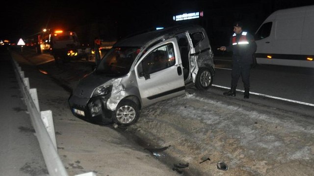 Kediye çarpmamak için manevra yapıp bariyerlere vurdu: 1 ölü, 3 yaralı