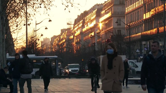 600.000 francesi perdono il pass sanitario. I Paesi Bassi allentano le misure