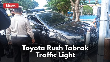 PENGEMUDI RUSH PINGSAN USAI TABRAK TIANG TRAFFIC LIGHT DEPAN STAR CITY SUDIRMAN !!
