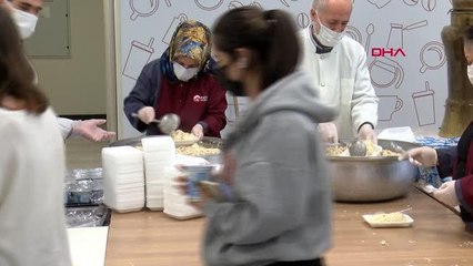 Fatih'te bin öğrenciye tavuk, pilav ve ayran dağıtıldı
