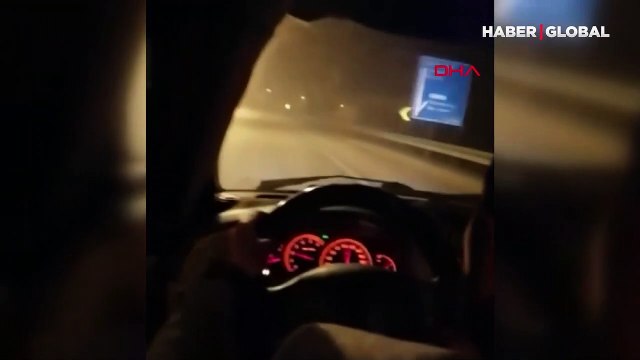 İstanbul'da kontrolden çıkıp savrulan otomobili fark eden tır şoförünün dikkati faciayı önledi! O anlar kamerada!