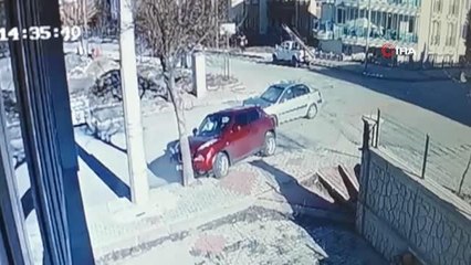 Kavşaktaki kaza sonrası araçtaki kızını alıp kendini dışarı attı: 3 yaralı