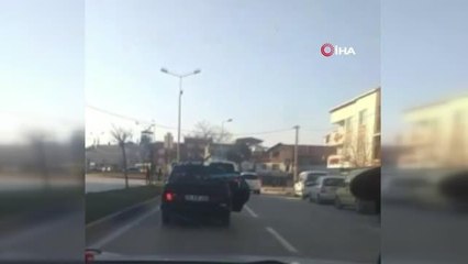 Kapısı açık ilerleyen sürücü görenleri şaşırttı