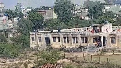 जंगल से निकलकर आबादी क्षेत्र में आया भालू...देखे वीडियो