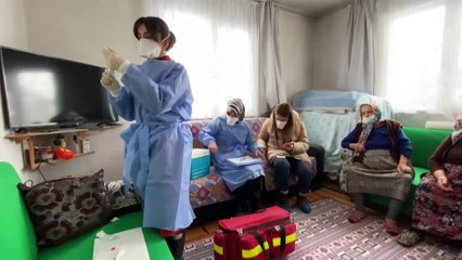 "Sağlık ordusu" karlı yolları aşarak Kovid-19 aşısı yapıyor