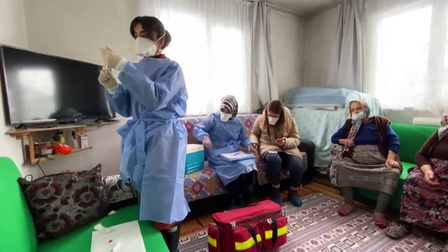 Sağlık ordusu karlı yolları aşarak Kovid-19 aşısı yapıyor