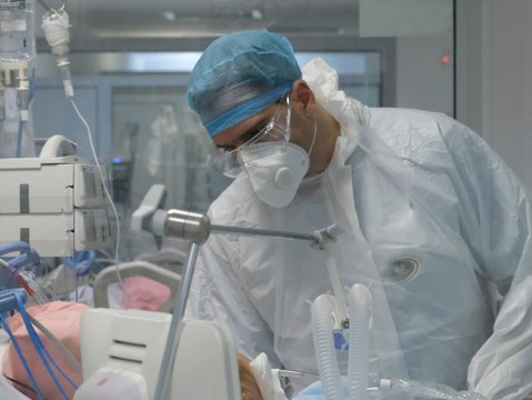 Intensivmediziner warnt: Omikron-Welle verläuft nicht mild