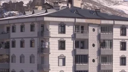 Balkonundaki türbin ve panelle elektrik üretiyor