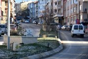 EDİRNE'DE YOL ORTASINDA KALAN OSMANLI'DAN 2 MEZARA, MAHALLELİ SAHİP ÇIKIYOR