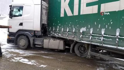 Sivas'ta yoğun kar yağışı sonrası araçlar yolda kaldı