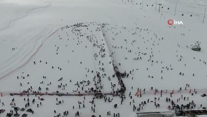 Erciyes Kayak Merkezi yerli ve yabancı turistlerin akınına uğradı