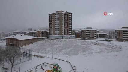 Kar yağışı çocuklara eğlence, sürücülere zor anlar yaşattı