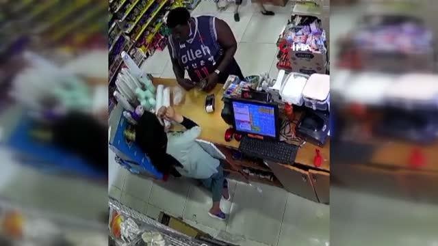 Esenyurt'ta marketten para çalan hırsız kamerada