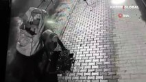 İstanbul'da rögar kapağı hırsızlığı kamerada! Kağıt toplayıcı çaldı, esnaf aracıyla çukura düştü