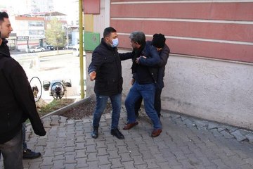 EVLAT NÖBETİNDEKİ AİLELERLE HDP'DE ÇALIŞANLAR ARASINDA GERGİNLİK