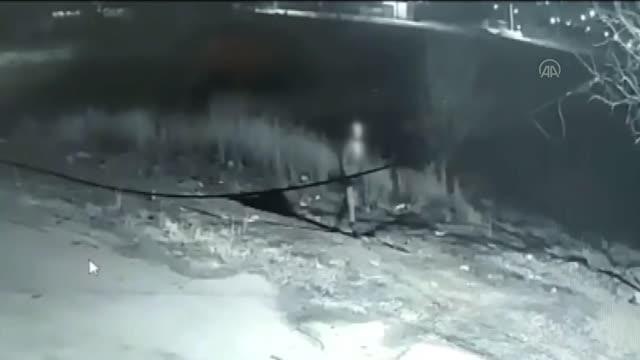 İletim hattından kablo çalma anı kamerada