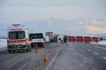 Devrilen doğal gaz yüklü tıra otomobil çarptı, 2 kişi yaralandı