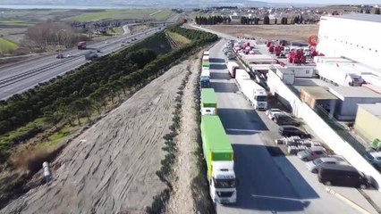 Video herunterladen: Büyükçekmece zabıta ekiplerinden sokağı kaplayan tırlara park uyarısı