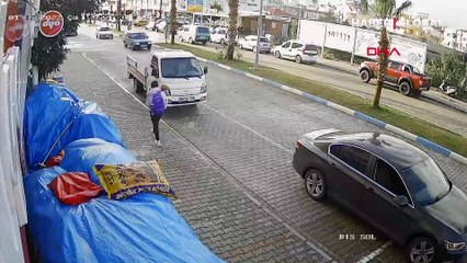 Antalya'da üzeri kirli işçisini otomobilinin bagajında taşıyan patrona araç dışında yolcu taşımaktan 1665 lira ceza verildi