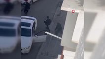Son dakika haberleri: Sokak ortasında silahlı yol verme kavgası kamerada...Biri silahla, diğeri blok betonla saldırdı