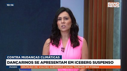 Um iceberg de quase 3 toneladas virou palco para ativistas dançarinos na Austrália.