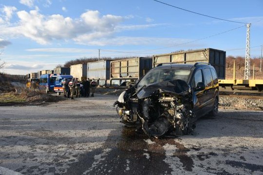 Yük treni hafif ticari araç ile çarpıştı, 1 kişi yaralandı