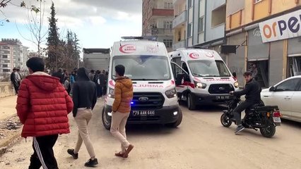 Otomobil ve çekiciye çarpan motosikletteki iki kişi yaralandı
