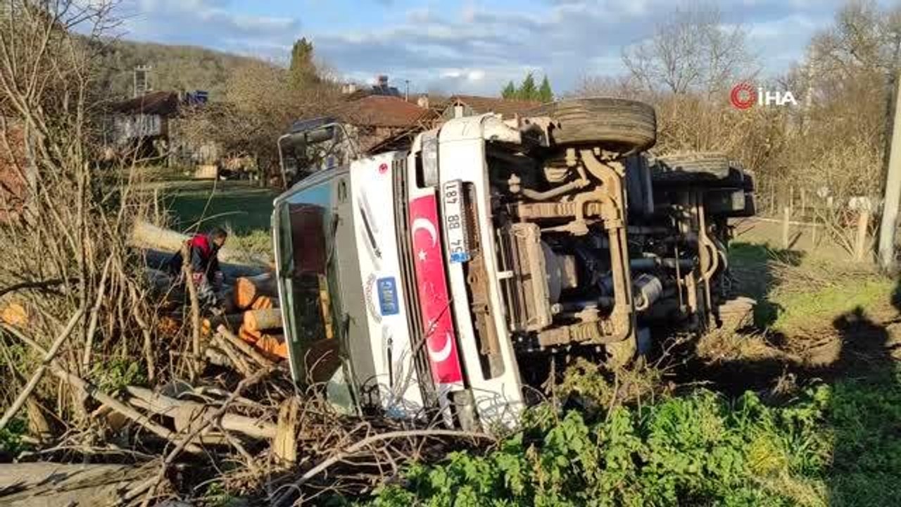 Tomruk yüklü kamyon devrildi, sürücünün burnu bile kanamadı