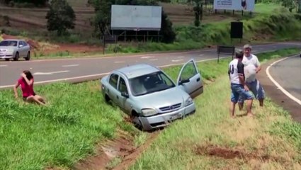 Peças de soltam de caminhão e atingem cinco carros na BR-277