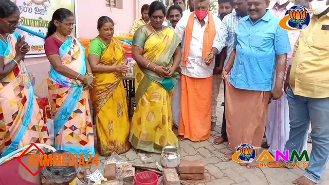 அருப்புக்கோட்டையில் பாஜக சார்பில் நடைபெற்ற பொங்கல் விழா நிகழ்ச்சியில் ஏராளமான பெண்கள் பொங்கல் வைத்து பொங்கல் பண்டிகையை கொண்டாடினார்