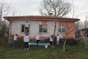 İstanbul'dan üniversiteli gönüllüler, Bursa'daki kırsal mahallenin okuluna bakım yaptı