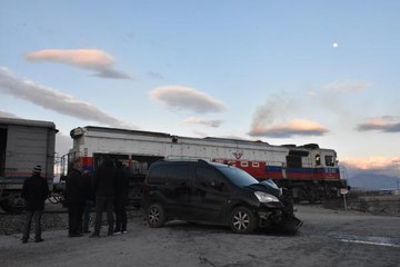 RAYLARDAN GEÇMEK İSTEYEN HAFİF TİCARİ ARACA YÜK TRENİ ÇARPTI: 1 YARALI