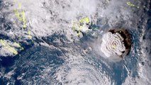 남태평양 통가, 해저 화산 분출에 쓰나미 경보...주민 대피 / YTN