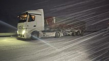 Kop Dağı Geçidi'nde kar ve tipi ulaşımı aksatıyor