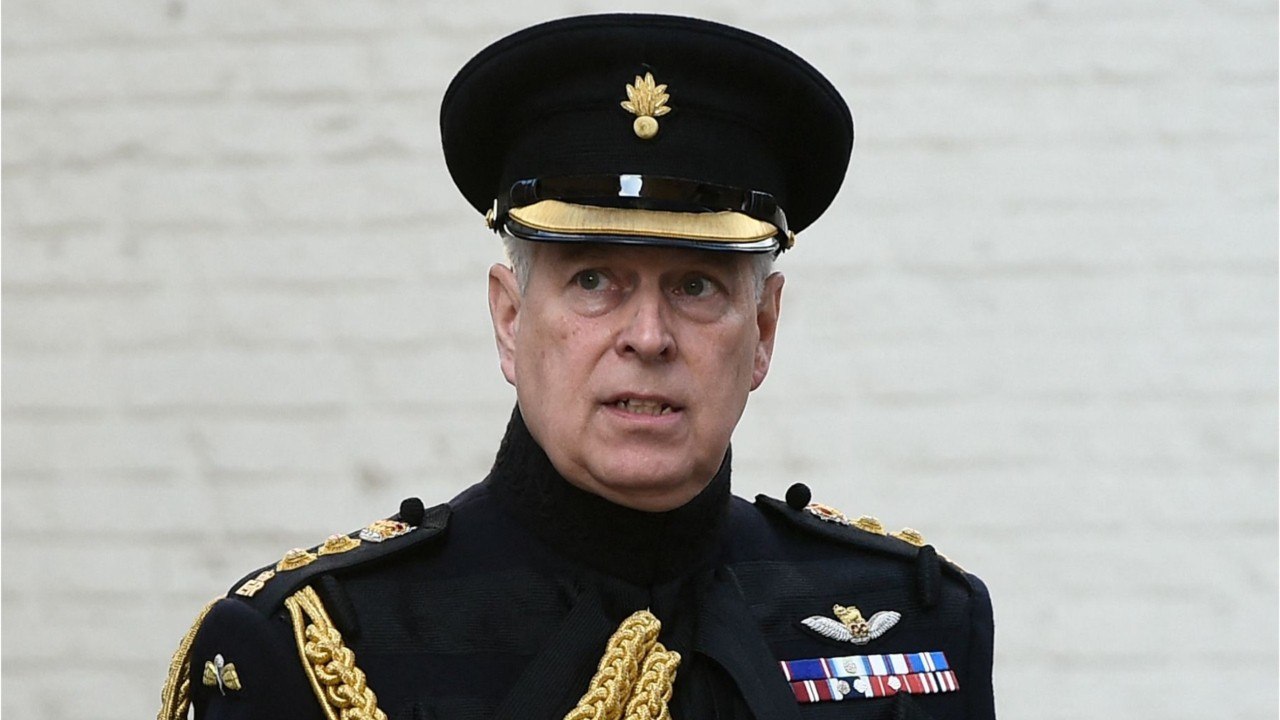 VOICI : Prince Andrew déchu de ses titres militaires : ses filles Beatrice et Eugenie vont-elles témoigner au procès ?