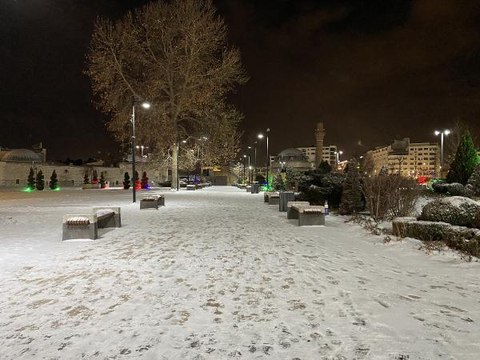 Sivas'ta 'kar' yağışı kent merkezini beyaza bürüdü