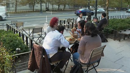 "오미크론 덜 위험하다"...각국 잇따라 방역조치 완화 / YTN