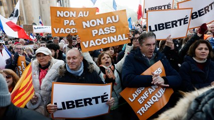 فرنسا.. مظاهرات لرفض إلزامية التلقيح والجواز الصحي