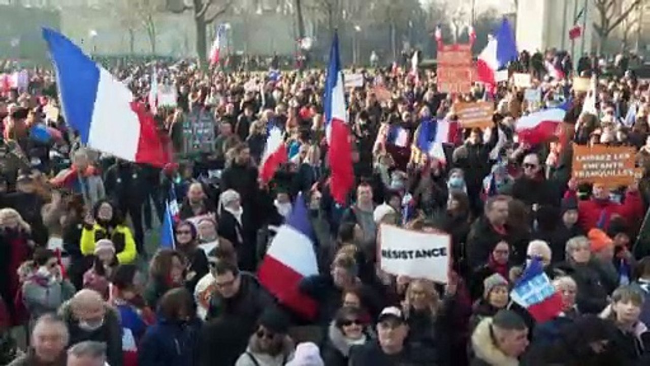 "Это изнасилование прав и свобод!": по всей Европе — демонстрации против обязательной вакцинации