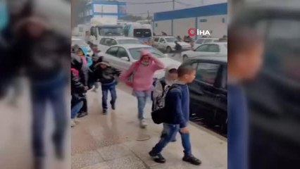 Gazze'de şiddetli yağış cadde ve sokakları göle çevirdi